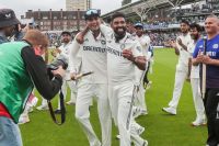 Shubhman Gill and Mohammad Siraj After Oval Test Win