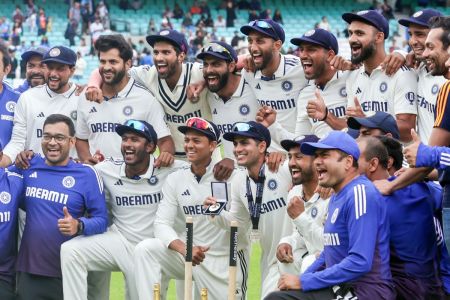 ओवल में जीत के बाद भारतीय टीम फोटो सेशन के दौरान