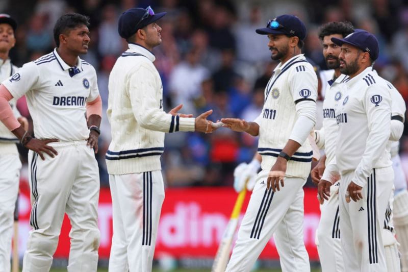 एक DRS के दौरान खिलाड़ियों से बात करते हुए शुभमन गिल