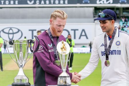 Shubman Gill and Ben Stokes with Anderosn tendulkar Trophy 2025