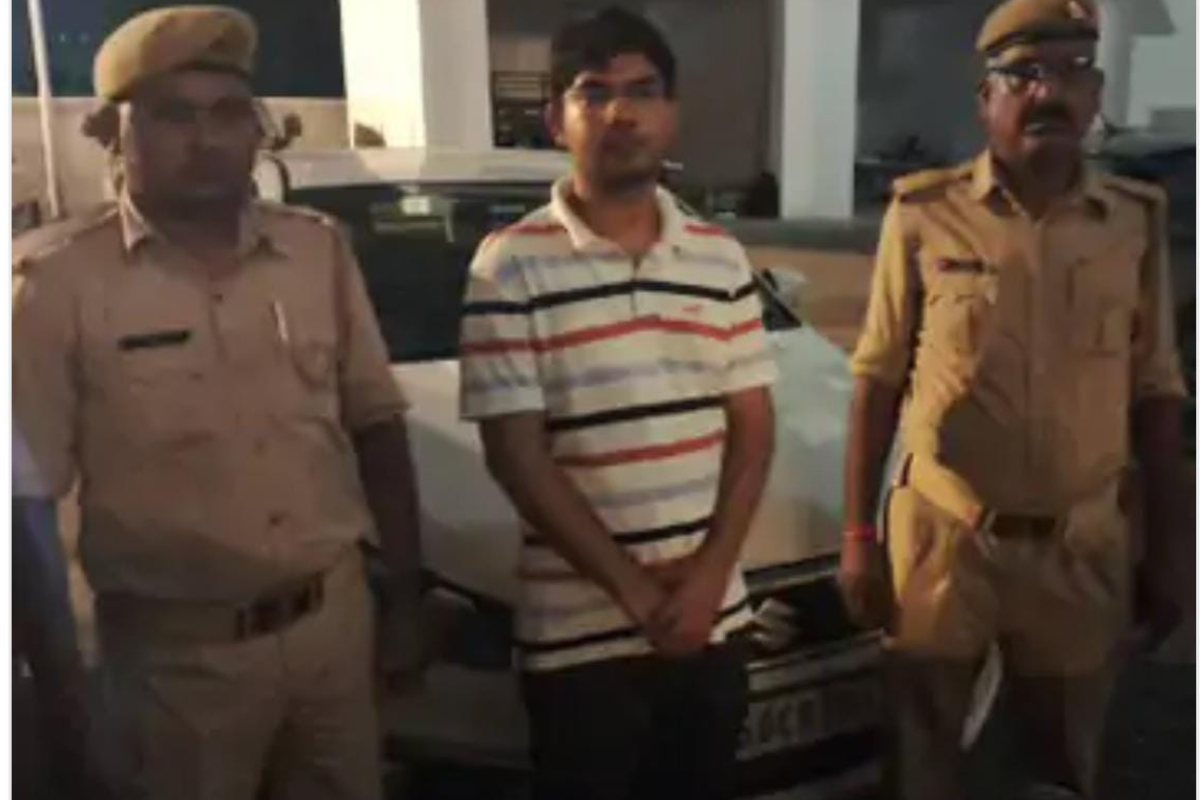 कुशीनगर जिले का निकला नौकायन पर पेशाब करने वाला युवक, पुलिस ने किया गिरफ्तार…अब
मांग रहा है माफी