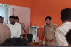 धर्मांतरण की शिकायत पर थाना प्रभारी ने की बजरंग दल के कार्यकर्ताओं से बदसलूकी,
बोले…नौकरी की ऐसी की तैसी…? - image