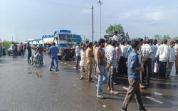 खाद न मिलने से नाराज किसानों ने सागर-बीना बाइपास पर किया चक्काजाम - image