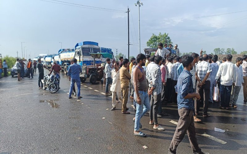 Angry farmers blocked Sagar-Bina bypass due to non-availability of fertilizers