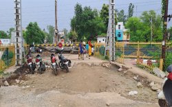 रेलवे क्षेत्र में ओवरब्रिज का निर्माण चल रहा धीमी गति से, कंपनी कर रही लापरवाही - image