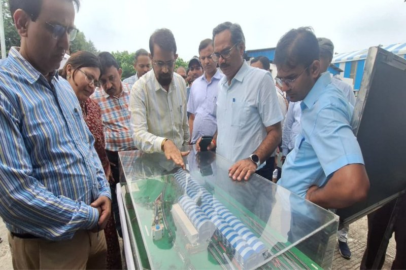 DRM said that the facilities of passengers and railway workers should be taken care of