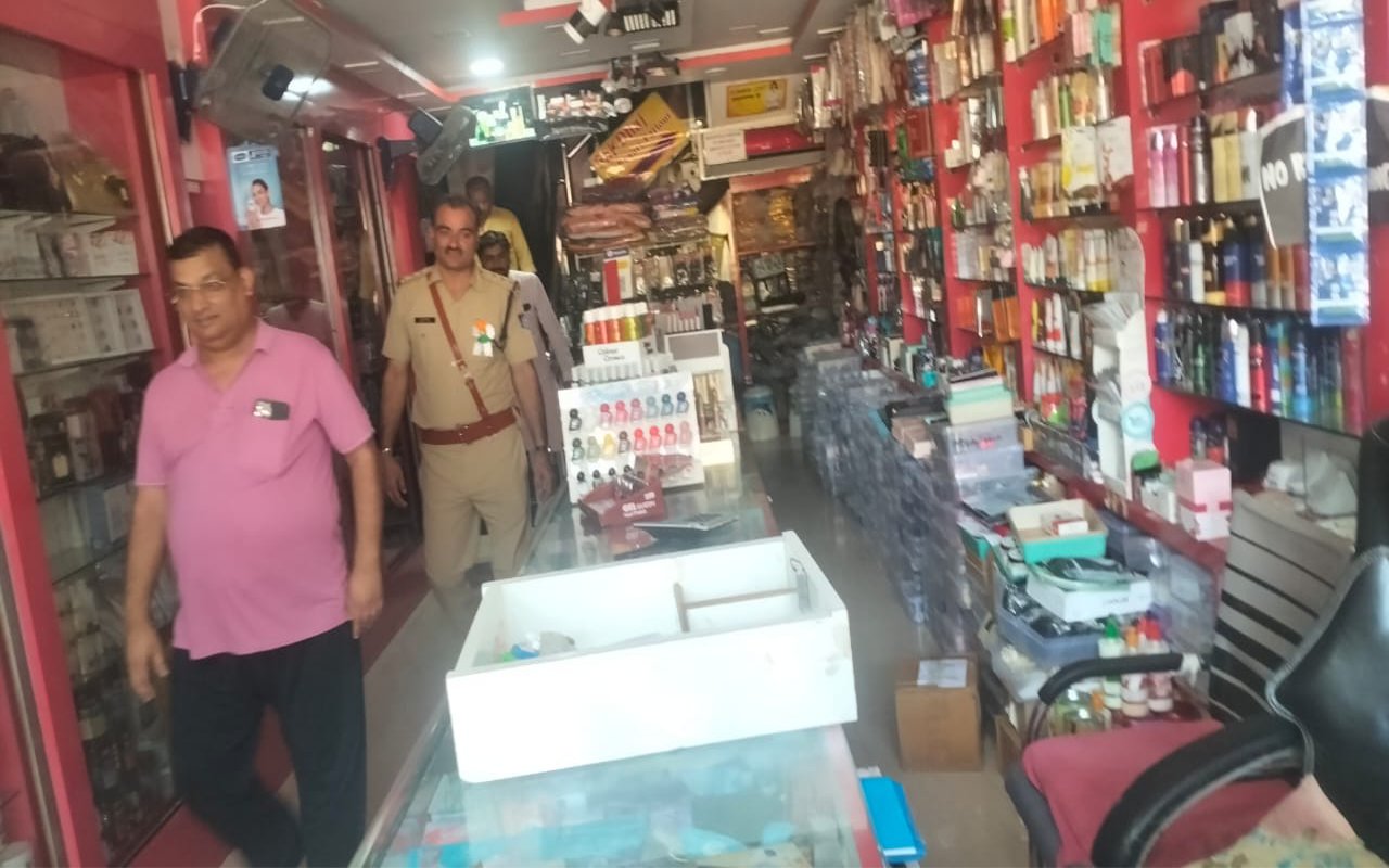 The thief broke the glass of the second floor of the shop and entered inside, stole cash and goods