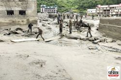 Uttarakhand Cloudburst: उत्तराखंड से आई अच्छी खबर, महाराष्ट्र के 51 पर्यटक
सुरक्षित, हेल्पलाइन नंबर जारी - image