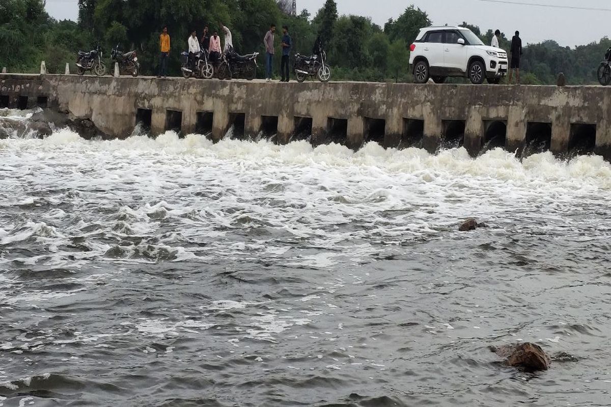 Black poison flows again in Bhilwara's Banas river...