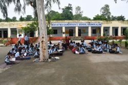 स्कूलों में जगह का संकट……अब मैदान बन गए कक्षाकक्ष - image