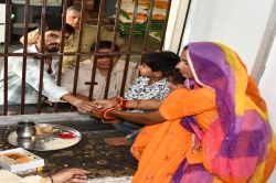 आंखों में आंसू, दिल में प्यार…सलाखों के पीछे भाई को दुलार - image