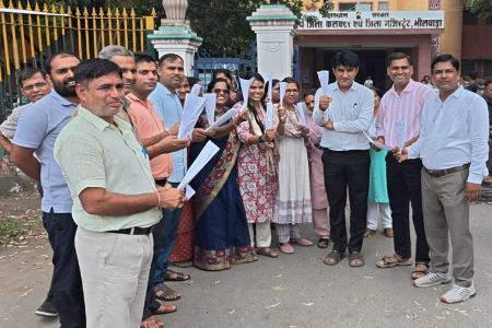 Holi of controversial investigation orders was celebrated, fierce protest by Panchayati Raj ministerial employees