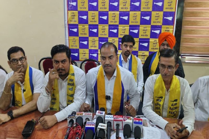 शहर की सडक़ें गडढ़ा बन गई हैं। आम आदमी पार्टी ने इसके लिए भाजपा और कांग्रेस को बराबर का दोषी ठहरा कर और दोनों दलों के नेताओं का छुपा गठबंधन बताया