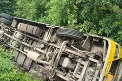 हल्द्वानी में खाई में पलटी स्कूल बस, 12 से ज्यादा बच्चे घायल, चालक पर लापरवाही
का आरोप - image