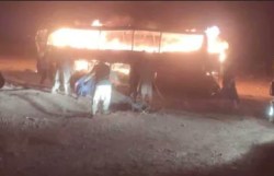 बस की हुई ट्रक और मोटरसाइकिल से भीषण टक्कर और लगी आग, अफगानिस्तान में 71 लोगों
की मौत - image