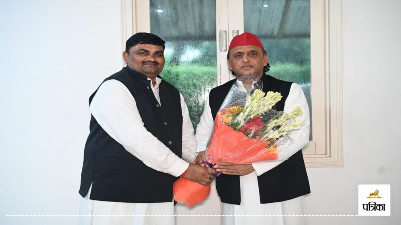 akhilesh yadav photo with bjp leader brother viral 2027 up politics news