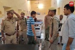 जिला अस्पताल से पुलिस को चकमा देकर फरार हुआ हिस्ट्रीशीटर, कई पुलिसकर्मियों पर
गाज गिरना तय - image