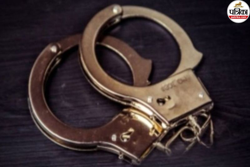 CG News: दुर्ग पुलिस की बड़ी कार्रवाई, 8 सटोरिए गिरफ्तार, 27,230 रुपए और सट्टा पट्टी जब्त..(photo-patrika)