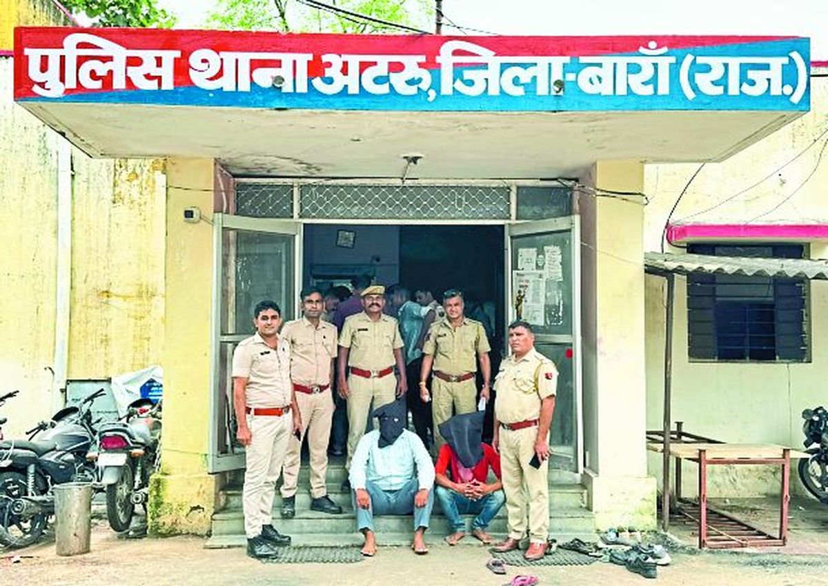रविवार को उक्त घटना को करने वाले मास्टरमाइंड दीनबन्धु पुत्र रामगोपाल 50 साल निवासी मुण्डला विसोती पुलिस थाना अटरू को गिरफ़्तार किया गया। सह अभियुक्त गिरिराज पुत्र बाबूलाल जाति कालबेलिया 25 साल निवासी देंगनी पुलिस थाना अटरू को भी पकड़ा गया है।
