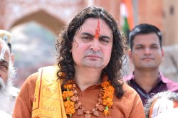 VIDEO: ‘वंदे मातरम’ नहीं बोलने पर एक व्यक्ति पर भड़के MLA बालमुकुंदाचार्य, बोले-
दूसरी दुनिया से आए हो क्या? - image