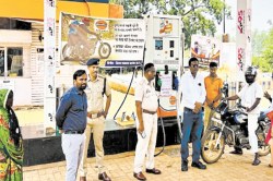 No Helmet No Petrol: बिना हेलमेट पेट्रोल लेने आए बाइक सवारों का कटा चालान, मची
खलबली - image
