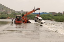 Rajasthan: लूनी नदी की रपट पार करते समय जीप बही, मां और 2 बेटियों की मौत; पति
समेत तीन लापता - image