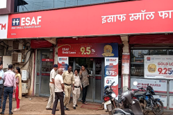 जबलपुर में करोड़ों की डकैती, बैंक में घुसे नकाबपोश बदमाश 14 किलो 800 ग्राम सोना
और 5 लाख केश लेकर फरार - image