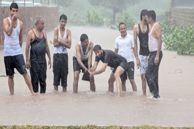शहर की सड़कें बनी नदियां, निचले इलाकों में घरों में भरा पानी, सुबह आठ बजे से लगातार हो रही मूसलाधार बारिश, प्रशासन ने जारी किया अलर्ट, घरों से बाहर नहीं निकलने की हिदायत, बेघर लोगों के लिए रैन बसेरे खोले, ग्रामीण क्षेत्रों में भी भारी बारिश से खेतों में भरा पानी
