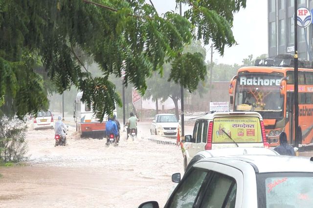 शहर की सड़कें बनी नदियां, निचले इलाकों में घरों में भरा पानी