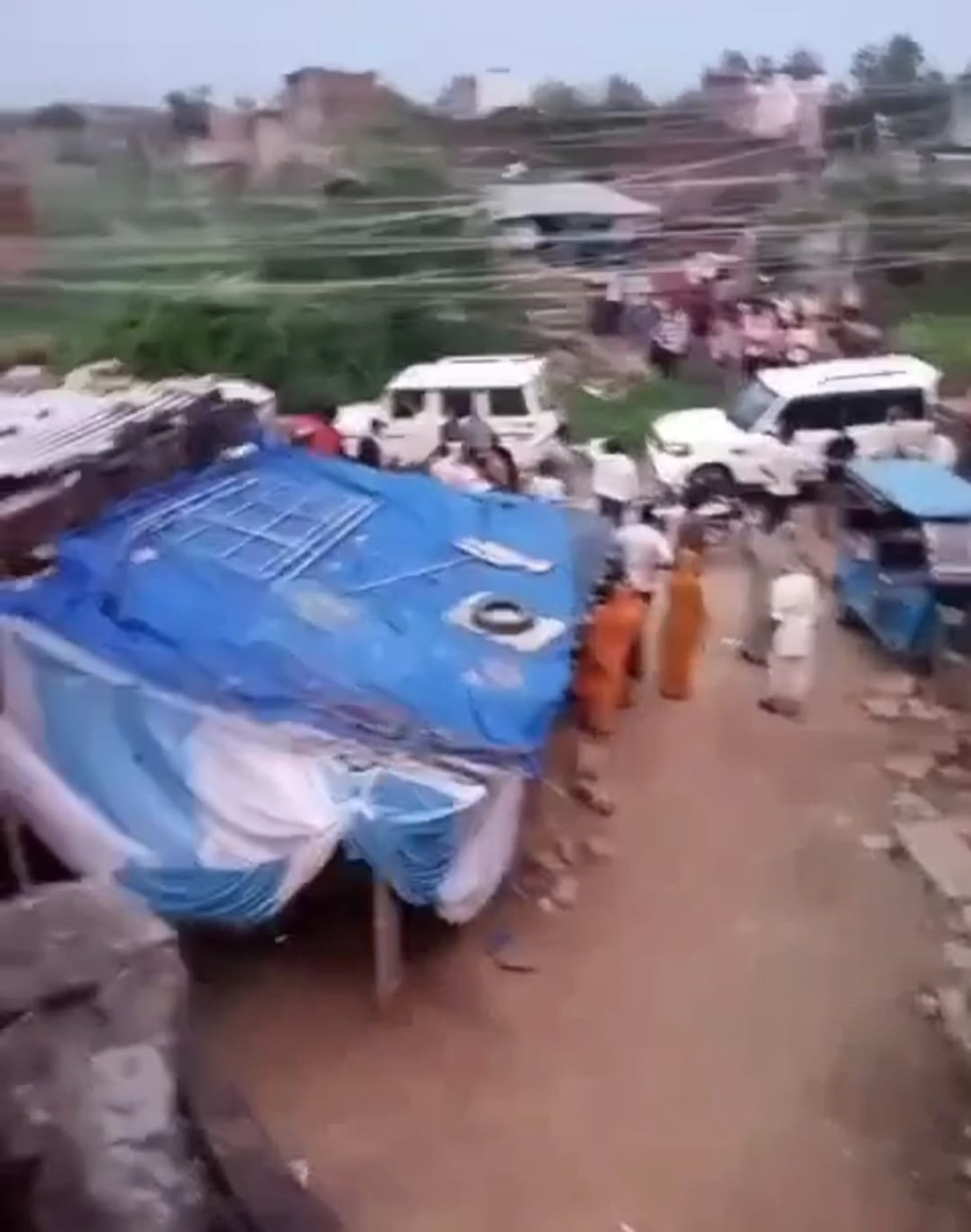 शराब ठेकेदारों ने ग्रामीणों की मारपीट की, फायरिंग कर फैलाई दहशत