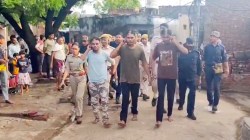 जहां गोली मारकर की हत्या, वहां बिगड़े हुलिये के बीच लंगड़ाते हुए पहुंचे आरोपी,
कान पकड़कर बाजार में निकाला जुलूस - image