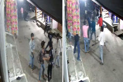बीच बाजार अचानक चलने लगीं तलवारें, चाकू और डंडे, दनादन बंद हुई दुकानें, शहर में
फैली सनसनी - image