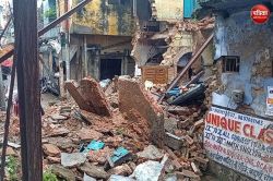 90 साल पुरानी बिल्डिंग भरभराकर गिरी, गली से गुजर रहे दंपती बाल-बाल बचे, बारिश
में कमजोर हो गईं थीं दीवारें - image