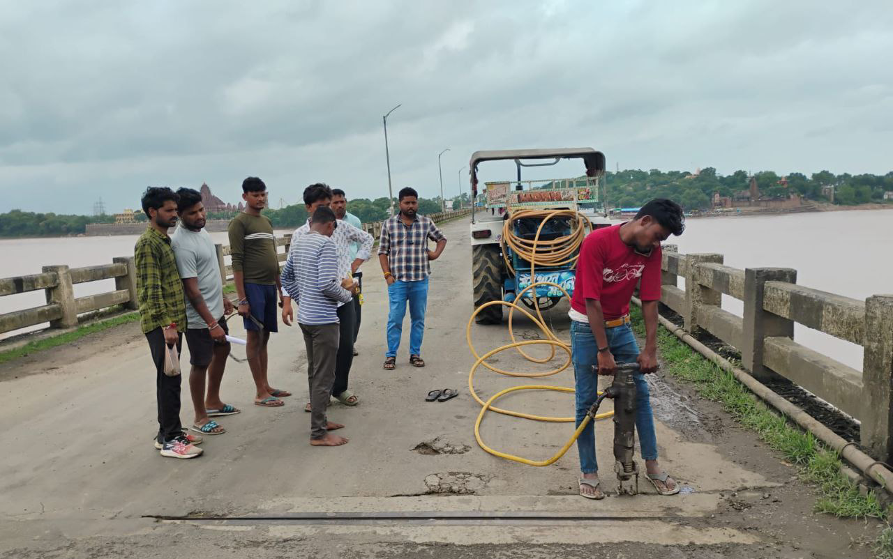 Narmada Bridge closed on Indore Betul National Highway 47 at Handia