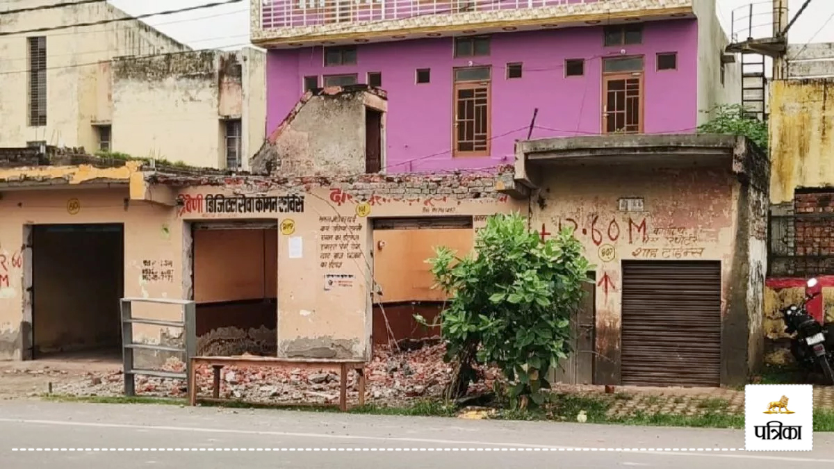 bulldozer action moradabad tanda road encroachment removal pwd deadline