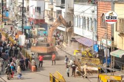 उज्जैन में फिर गरजा बुलडोजर, तोड़े गए रेस्टोरेंट और मकान - image