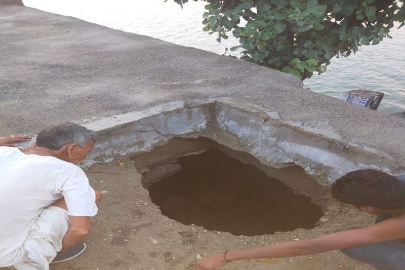 पाईबालापुरा बांध की पाळ धंसने से हुआ गहरा गड्ढा हुआ, टूटने का खतरा