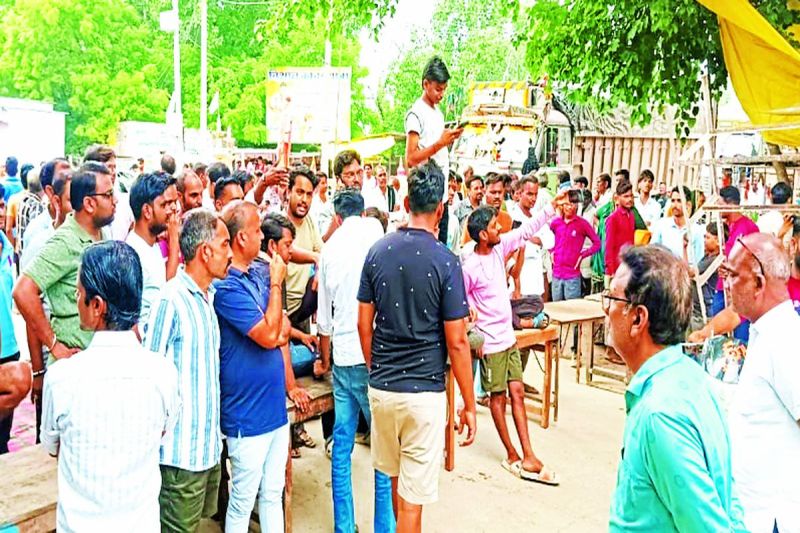 अतिक्रमण हटाने की मांग को लेकर स्टेट हाइवे पर चक्काजाम