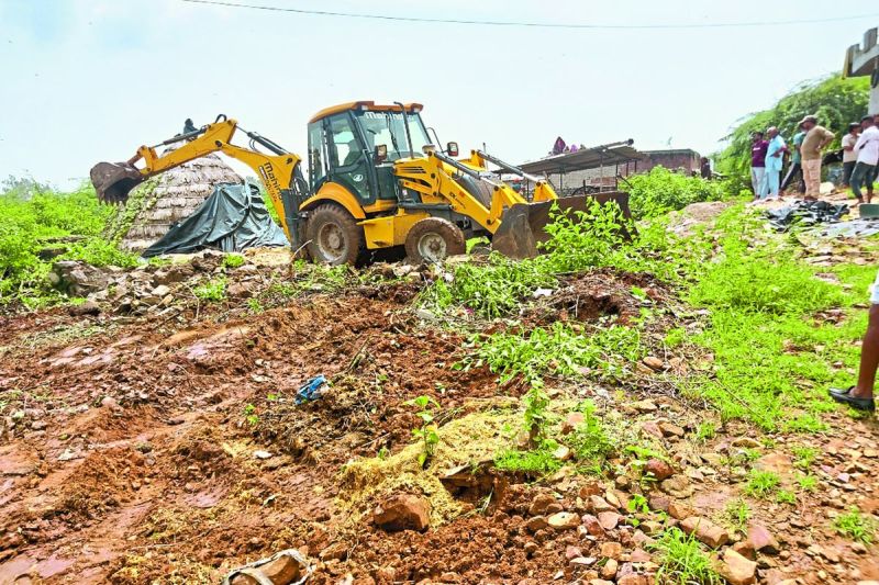 आबादी भूमि से बीस बीघा भूमि से अतिक्रमण हटाया