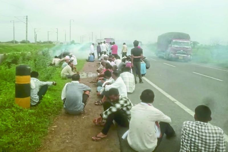 श्मशान पर अतिक्रमण, ग्रामीणों ने सडक़ किनारे किया अन्तिम संस्कार