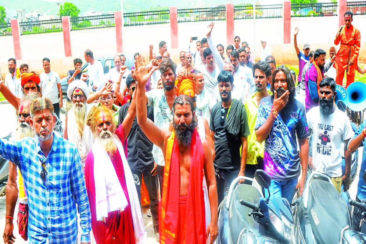12 मांस की दुकानें सीज, अन्य के लिए भी अनशन पर बैठे, नौ घंटे बाद उठे
