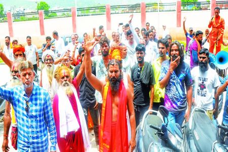 12 मांस की दुकानें सीज, अन्य के लिए भी अनशन पर बैठे, नौ घंटे बाद उठे