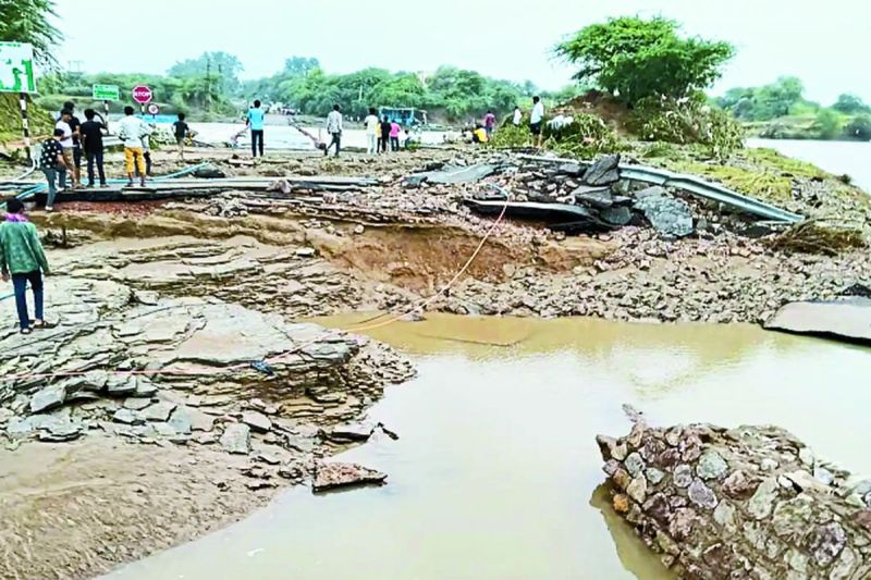 मेज नदी का पानी उतरने से दिखा बर्बादी का मंजर