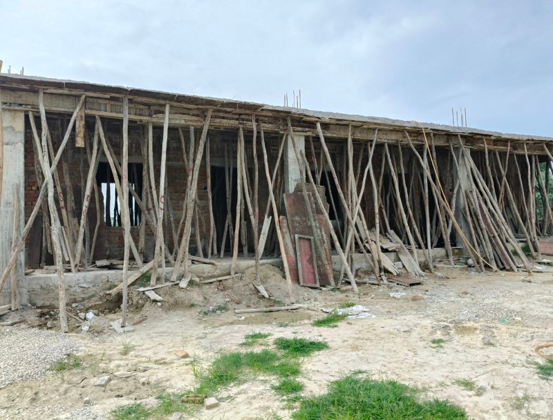प्रशासन ने नहीं ली सुध, भामाशाह 25 लाख की लागत से बन रहा विद्यालय भवन