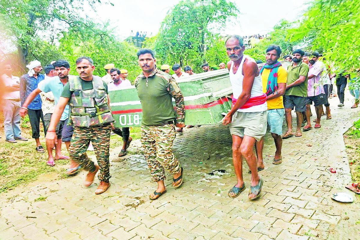 बाढ़ में फंसे लोगों को बाहर निकाला,रहने खाने की व्यवस्था की