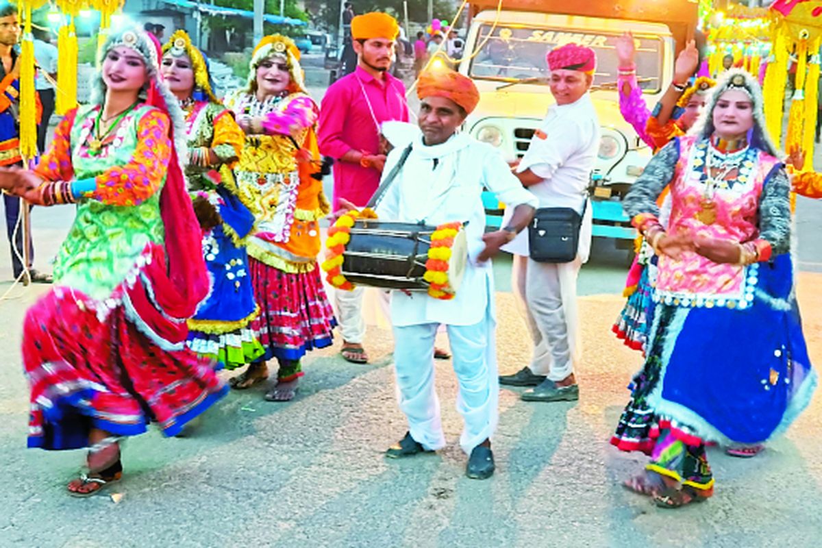 कजली तीज की सवारी में लोक संस्कृति के नजारे देखने उमड़े लोग