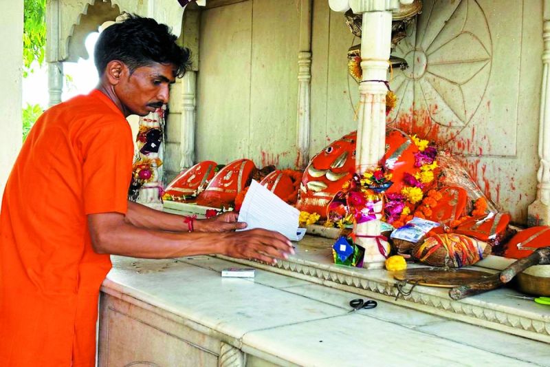 पुलिस पर नहीं रहा भरोसा, खेमजी महाराज से आठ गांव के लोगों ने लगाई गुहार