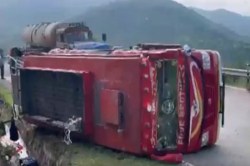 उधमपुर में सड़क हादसा: ट्रक से टकरा कर पलटी बस, एक यात्री की मौत और कई घायल - image