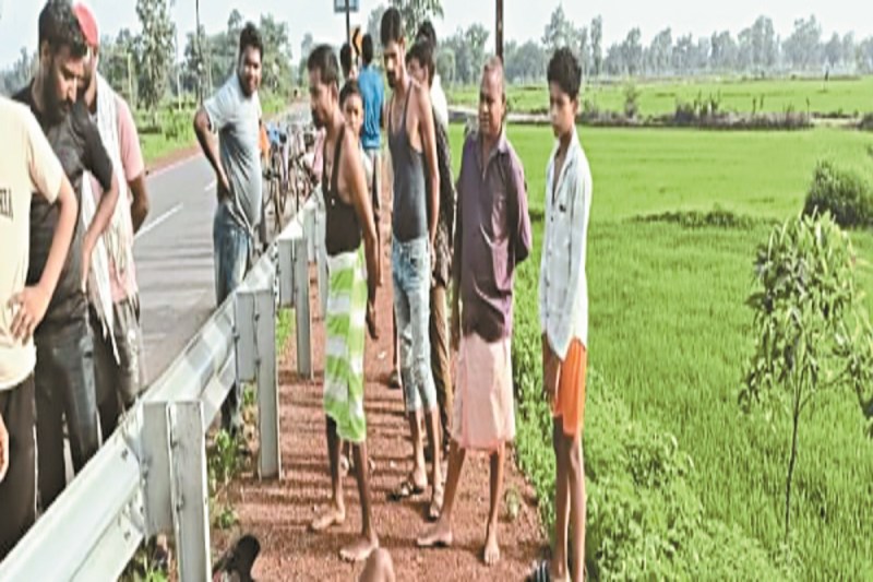 CG Accident: जतमई घटारानी घूमने पहुंचे दोस्त हादसे का शिकार, घंटेभर बाद पहुंची एंबुलेंस चालू ही नहीं हुई