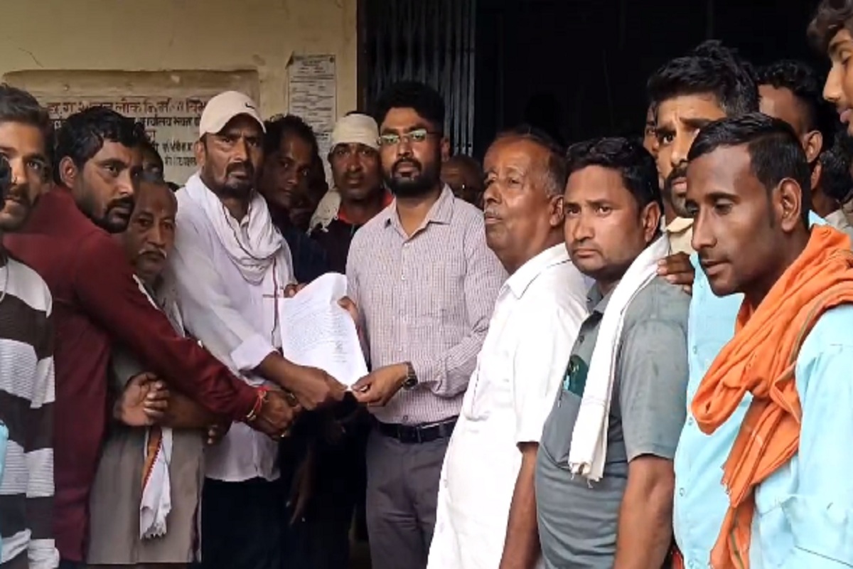 CG News: एबीस फैक्ट्री खुले में फेंक रहा जानवरों का वेस्ट, ग्रामीणों ने घेरा एसडीएम कार्यालय, देखें वीडियो